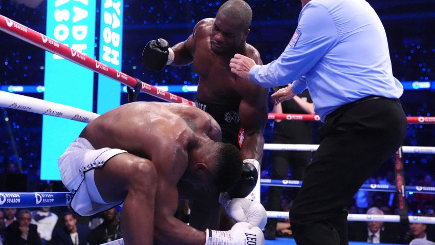 Anthony Joshua, izquierda, y Daniel Dubois pelean en la pelea mundial de peso pesado de la FIB en el estadio de Wembley, en Londres, el sábado 21 de septiembre de 2024. (Bradley Collyer/PA vía AP)