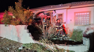 n las imágenes suministradas por los bomberos se puede ver cómo una camioneta estilo pickup atravesó la cerca y terminó dentro de la casa.