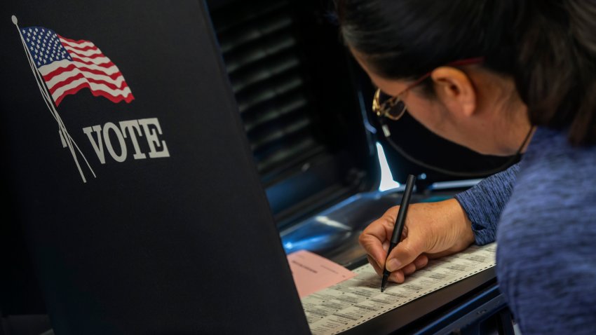 Una mujer marca una boleta electoral en un centro de votación en South Valley, área de Albuquerque, Nuevo México, el 8 de noviembre de 2022. (AP Foto/Andres Leighton, Archivo)