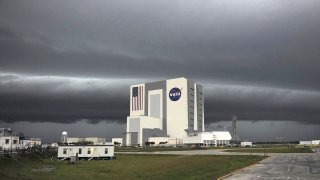 Fotografía cedida por la NASA donde se muestra la sede del Centro Espacial Kennedy en Merritt Island (Florida) cerrada este miércoles ante la llegada del huracán Milton