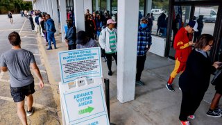 Personas esperan en fila para emitir su voto durante el primer día de votación anticipada en Georgia para las elecciones presidenciales de EEUU en la Oficina principal de Registro de Votantes y Elecciones del Condado de Dekalb en Decatur, Georgia.