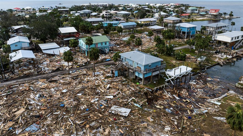 Vista aérea de casas dañadas después de que el huracán Helene tocó tierra en Horseshoe Beach, Florida, el 28 de septiembre de 2024.