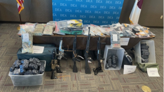 Drogas y armas confiscadas por la DEA en la redada del 23 de octubre.