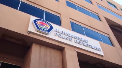 Video: Policía de Albuquerque enfrenta cargos de conducta sexual delictiva