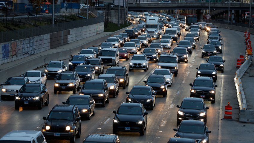 El tráfico pesado se mueve a lo largo de la autopista mientras los viajeros salen a la carretera antes de las vacaciones de Acción de Gracias en Chicago, Illinois, el 21 de noviembre de 2023. (Foto de KAMIL KRZACZYNSKI / AFP) (Foto de KAMIL KRZACZYNSKI/AFP vía Getty Images)