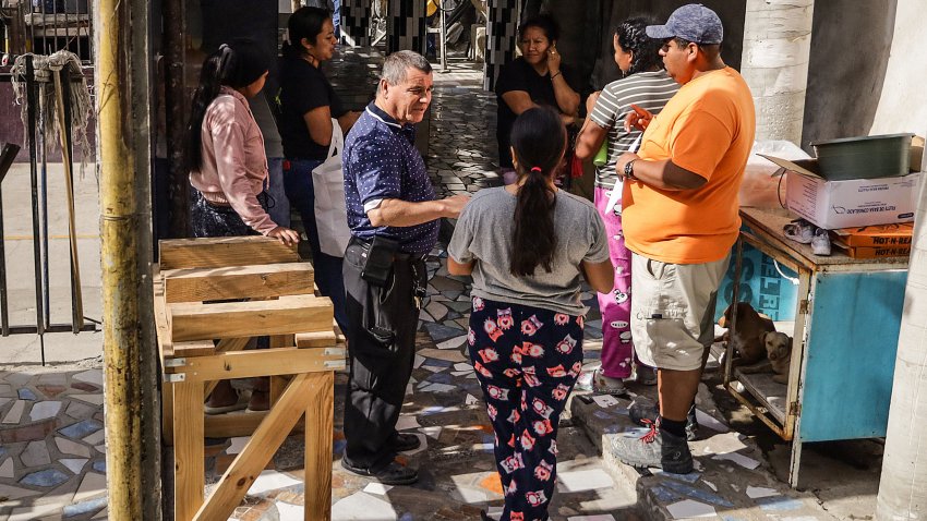 MEX4393. TIJUANA (MÉXICO), 04/11/2024.- El director del albergue Ágape Misión Mundial, Albert Rivera Colón (i) habla con migrantes el 3 de noviembre de 2024, en la ciudad de Tijuana (México). Los migrantes que se encuentran en albergues en la ciudad mexicana de Tijuana, fronteriza con Estados Unidos, mostraron este lunes preocupación e incertidumbre ante un posible triunfo del candidato republicano Donald Trump, al recordar las medidas que impulsó durante su pasada administración (2017-2021). EFE/Joebeth Terríquez