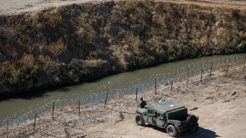 EL PASO, TEXAS – 08 DE ENERO: Soldados de la Guardia Nacional de Texas vigilan la frontera entre Estados Unidos y México el 08 de enero de 2023 en El Paso, Texas. El presidente Joe Biden visitó El Paso el domingo, su primera visita a la frontera desde que asumió la presidencia hace dos años. Las autoridades fronterizas estadounidenses detuvieron a más de 2.5 millones de migrantes en 2022, la cifra más alta de la que se tiene constancia. (Foto de John Moore/Getty Images)