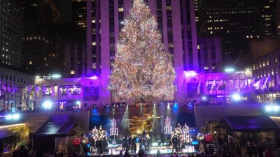 En video: el icónico árbol del Rockefeller Center se ilumina en Nueva York