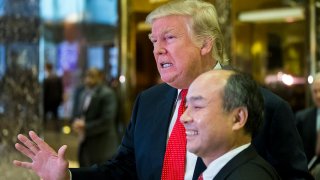 El presidente electo Donald Trump y el director ejecutivo de SoftBank, Masayoshi Son, hablan con los medios en el vestíbulo de la Torre Trump en Nueva York el 6 de diciembre de 2016.