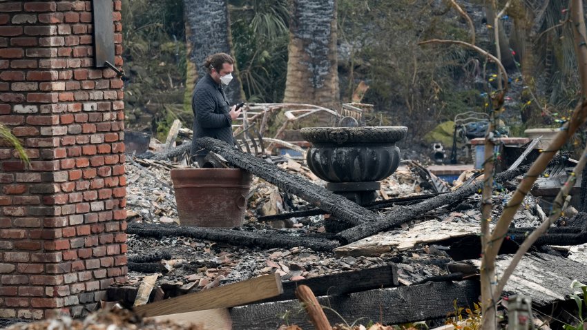 Un vecino busca entre su propiedad dañada por el fuego tras el paso del incendio Franklin, el miércoles 11 de diciembre de 2024, in Malibú, California. (AP Foto/Damian Dovarganes)