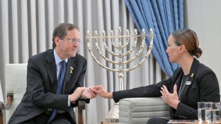 El presidente israelí urge a sellar un acuerdo con Hamás tras reunirse con la madre de un rehén