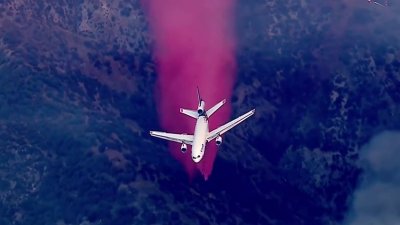 En video: Avión de Nuevo México ayuda a contener incendios en California