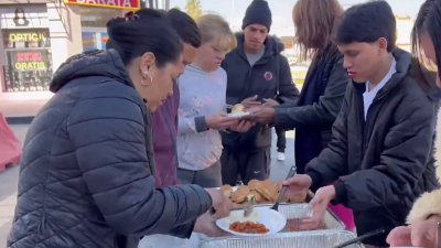 Comunidad migrante se une para llevarle comida a migrantes en la frontera