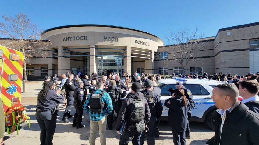 Foto entregada por la policía de Nashville que muestra a personal de emergencias en la escuela secundaria Antioch en Nashville, Tennessee, el 22 de enero del 2025. (Policía de Nashville via AP)