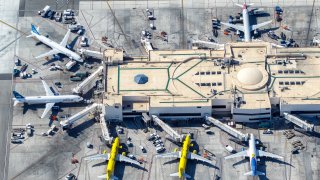 Vista aérea del Aeropuerto Internacional de Los Ángeles. (Archivo)