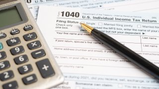 Para obtener ayuda, visita tax.newmexico.gov o llama al 1(866) 285-2996. (imagen de archivo)