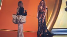 Shakira, Jennifer Lopez en la 67ª edición de los premios GRAMMY celebrada en el Crypto.com Arena el 2 de febrero de 2025 en Los Ángeles, California. (Foto de Christopher Polk/Billboard vía Getty Images)