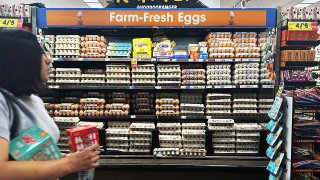 Cliente pasa frente a huevos a la venta el 10 de febrero de 2025 en Monterey Park, California.