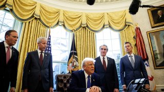 El presidente Donald Trump firmó decretos este viernes en la Casa Blanca.