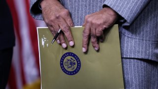 El representante Adriano Espaillat sostiene sus notas durante una conferencia de prensa el 23 de enero de 2025 en Washington, DC.