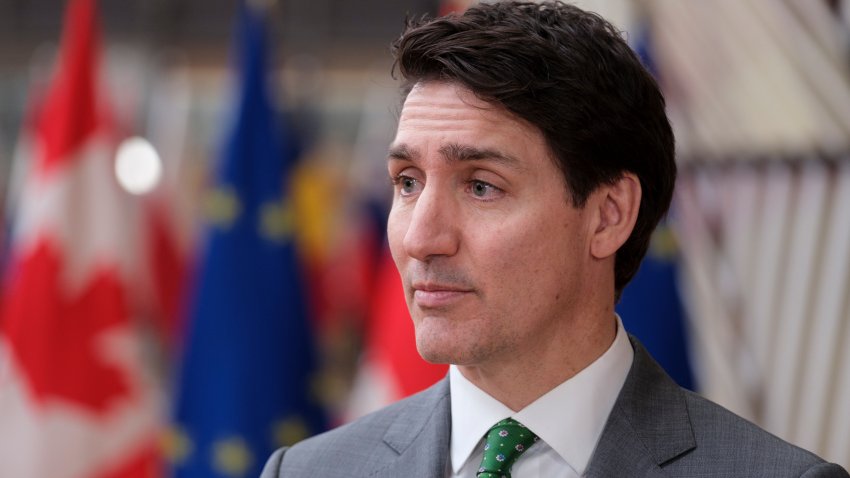 El primer ministro de Canadá, Justin Trudeau, habla con los medios de comunicación en el edificio Europa, sede del Consejo de la UE, el 12 de febrero de 2025 en Bruselas, Bélgica.