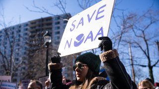 Manifestantes asisten a una manifestación frente a la sede de la Administración Nacional Oceánica y Atmosférica (NOAA) para oponerse a los recientes despidos de trabajadores, en Sliver Spring, Maryland, el lunes 3 de marzo de 2025.