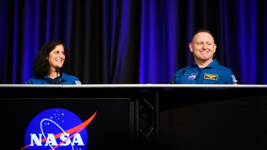 Los astronautas de la NASA Suni Williams (izquierda) y Butch Wilmore se ríen mientras responden a las preguntas durante la conferencia de prensa posterior al vuelo de la tripulación 9 de SpaceX de la NASA en el Centro Espacial Johnson en Houston, Texas, el 31 de marzo de 2025.