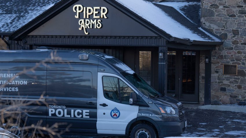 Policías en el lugar donde se perpetró un tiroteo en un bar de Toronto, Canadá, el sábado 8 de marzo de 2025. (Arlyn McAdorey/The Canadian Press via AP)