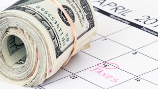 Calendario con fecha de vencimiento de impuestos y reembolso de dinero.