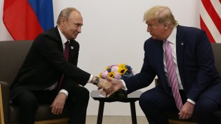 Los presidentes de Rusia y EEUU, Vladimir Putin y Donald Trump, respectivamente, en un encuentro en 2019.