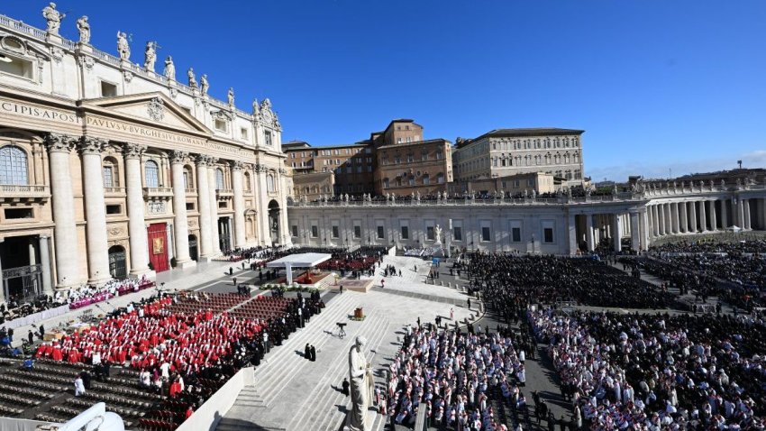 Más de 500,000 personas le dan el último adiós al papa Francisco