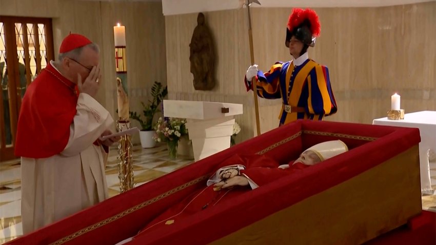 Imágenes de Francisco en el féretro muestran anillo y un rosario entre sus manos
