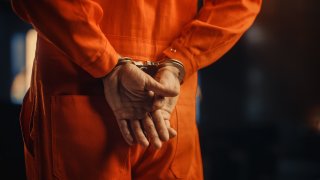 Se informó que Martínez tiene antecedentes penales por agresión a un agente del orden público y resistencia, evasión u obstrucción a un agente. (Imagen de archivo)