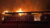 Incendio provoca el derrumbe parcial de una edificación comercial en Albuquerque
