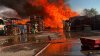 Bomberos extinguen incendio comercial masivo en el noreste de Albuquerque