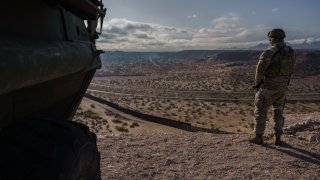 Un soldado hace guardia en una zona militarizada en la frontera en Nuevo México.