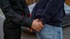 Arrestan a oficial correccional acusado de violar a varias reclusas bajo su custodia