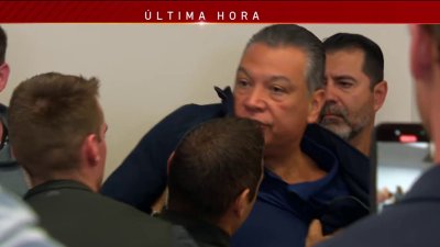 Remueven al senador Alex padilla de la conferencia de prensa de Kristi Noem