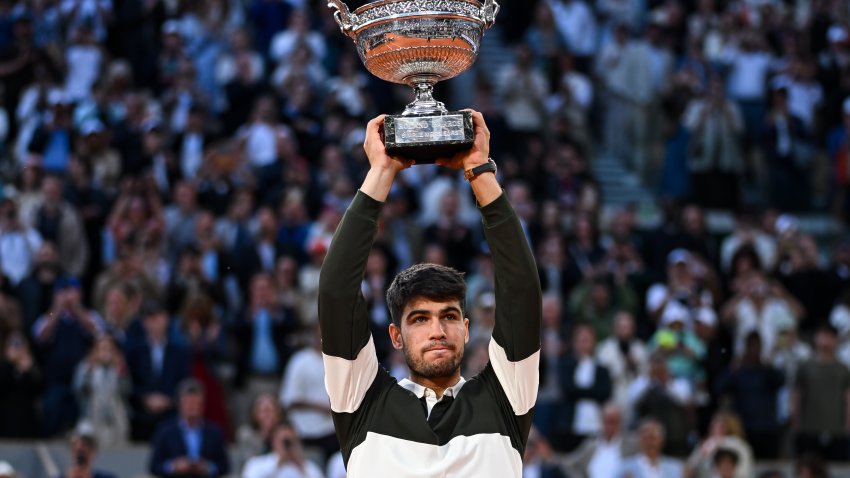 PARÍS, FRANCIA – 08 DE JUNIO: Carlos Alcaraz, de España, levanta el trofeo Coupe des Mousquetaires tras su victoria sobre Jannik Sinner, de Italia, en el partido de la final individual masculina de la decimoquinta jornada del Abierto de Francia 2025 en Roland Garros el 08 de junio de 2025 en París, Francia. (Foto de Daniel Kopatsch/Getty Images)