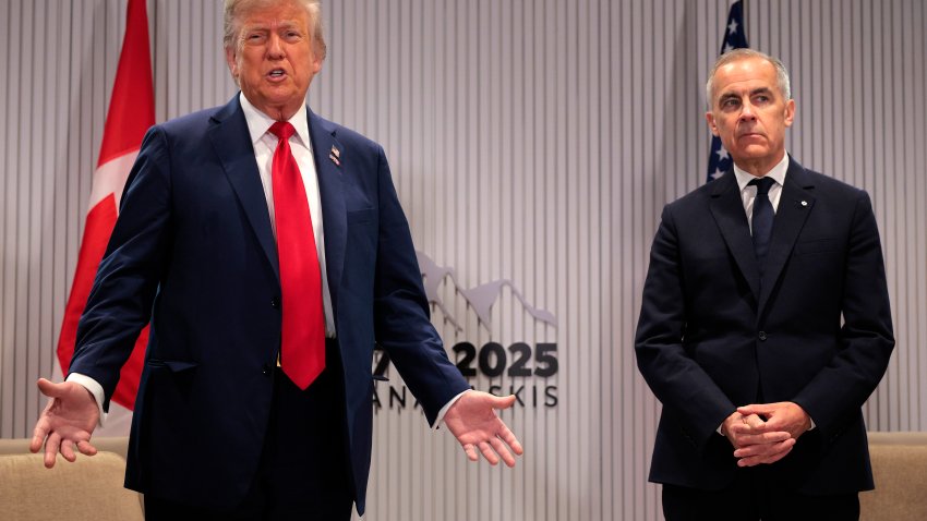 KANANASKIS, ALBERTA – 16 DE JUNIO: El presidente de Estados Unidos, Donald Trump, y el primer ministro canadiense, Mark Carney, mantienen una reunión bilateral durante la Cumbre de Líderes del G7 el 16 de junio de 2025 en Kananaskis, Alberta. Canadá acoge este año la reunión de las siete mayores economías del mundo. (Foto de Chip Somodevilla/Getty Images)