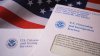 Algunos inmigrantes que buscan la residencia permanente podrían ser deportados, según USCIS
