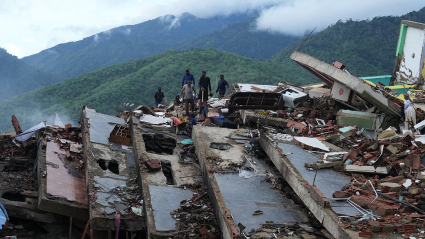 Los residentes buscan entre los escombros de un edificio que se derrumbó durante los terremotos en La Guaira, Venezuela, el martes 30 de junio de 2026. (AP Foto/Ariana Cubillos)
