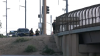 Conductor fallece tras salir de la vía y caer por un terraplén hacia la I-40 en ABQ