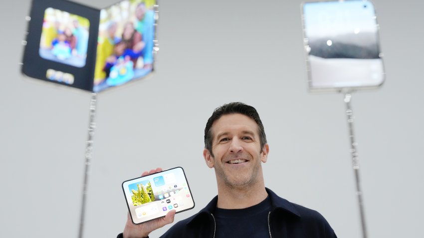John Ternus, director ejecutivo de Apple Inc., sostiene un iPhone Duo plegable durante un evento de presentación de productos en Apple Park, en Cupertino, California, el miércoles 9 de septiembre de 2026. Apple presentó el primer teléfono inteligente plegable de la compañía durante un amplio evento el miércoles, apostando a que una nueva categoría impulse el crecimiento de su línea de productos más vendida. Fotógrafo: David Paul Morris/Bloomberg vía Getty Images.